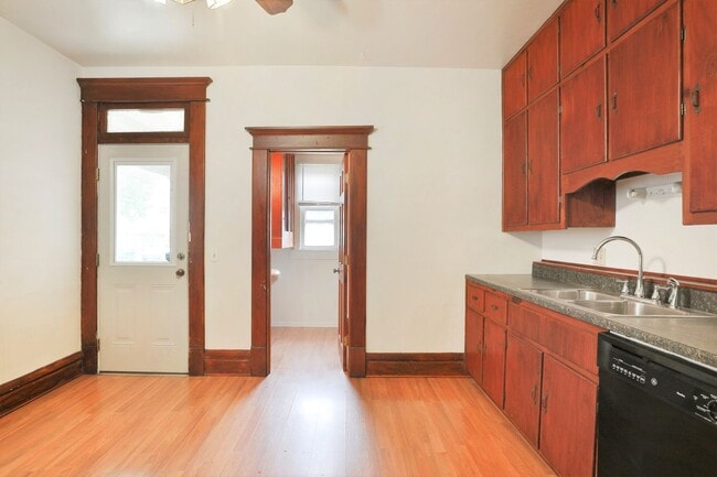 Photo - Large 5 Bedroom North Campus Townhouse - 1...