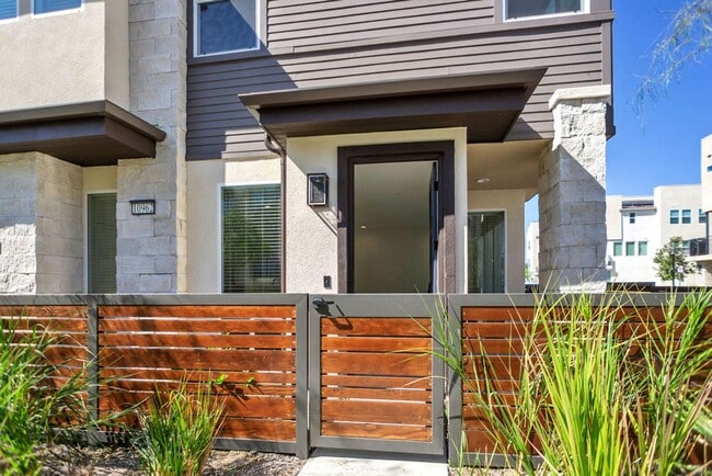 Gorgeous brand new townhome in 3Roots! End... - Gorgeous brand new townhome in 3Roots! End...