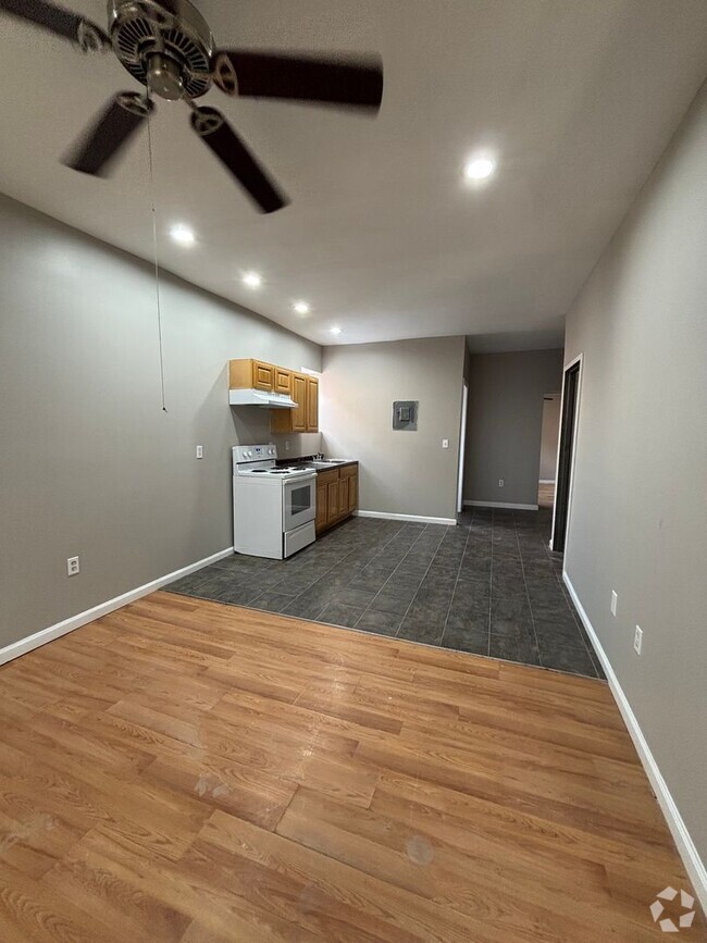 Building Photo - CHARMING STUDIO APARTMENT IN NORTH PHILADE... Unit 1st Floor