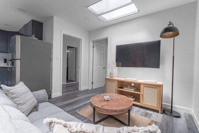 Building Photo - 218 E 104th St