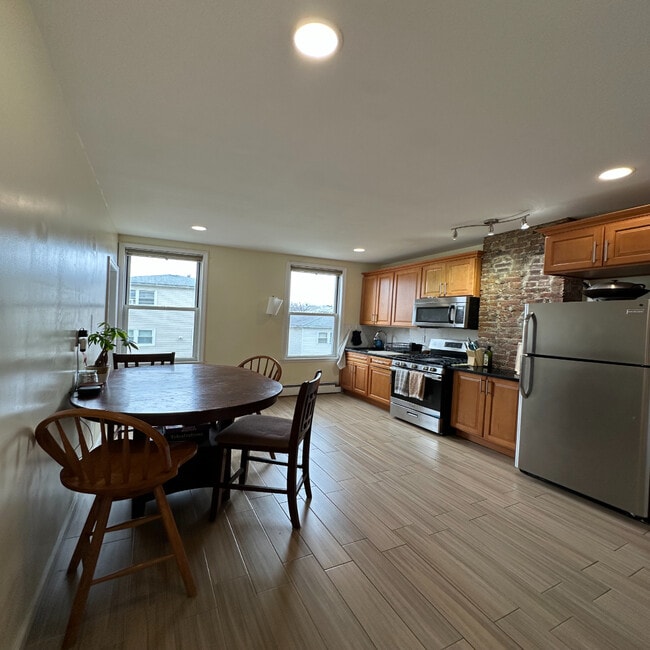 Building Photo - 160 Hopkins Ave Unit 2