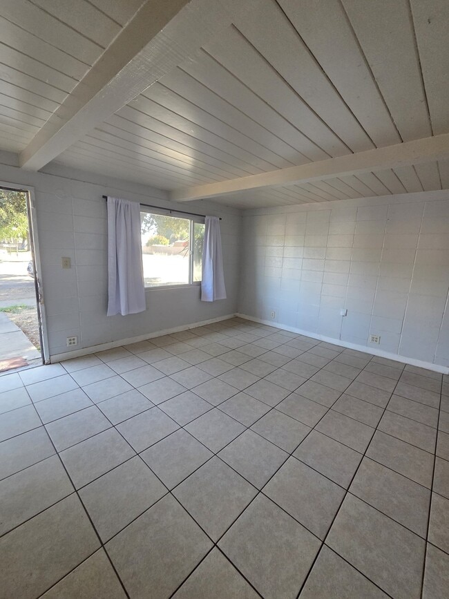 3 E San Joaquin St Unit 3