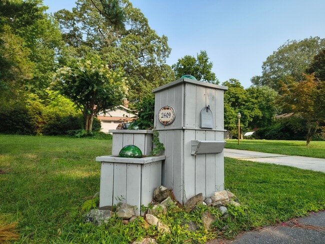 Photo - 2409 Millwood Rd