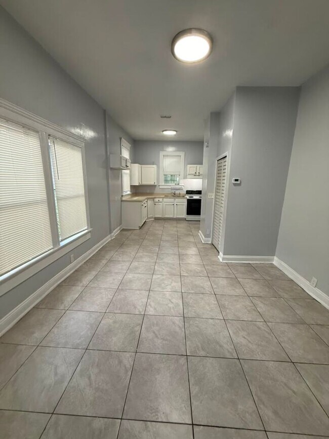 1427 8th St W