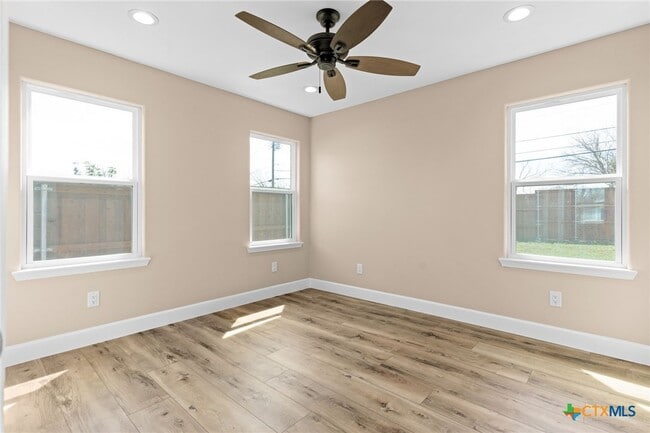209 W Victory Ave