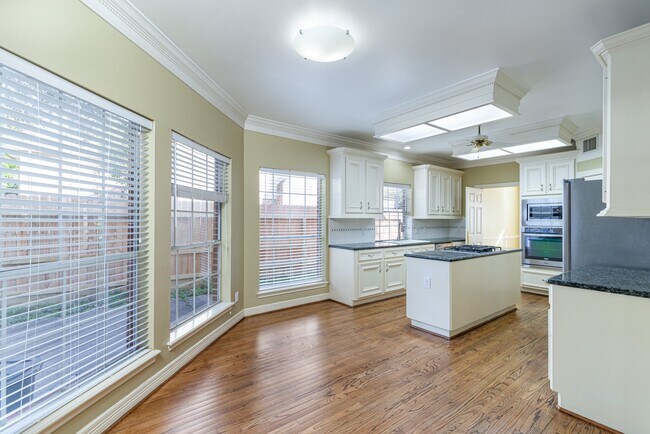 Photo - 4418 Jane St