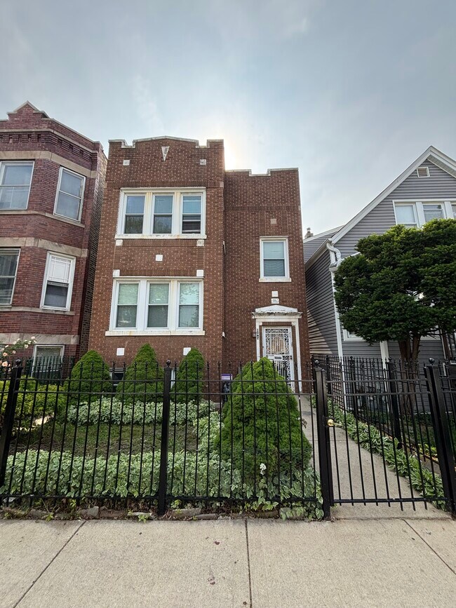 Building Photo - 1542 N Kolin Ave Unit 1 Rental