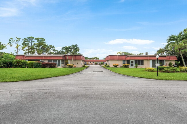 Building Photo - 687 Marlboro Oval Unit A