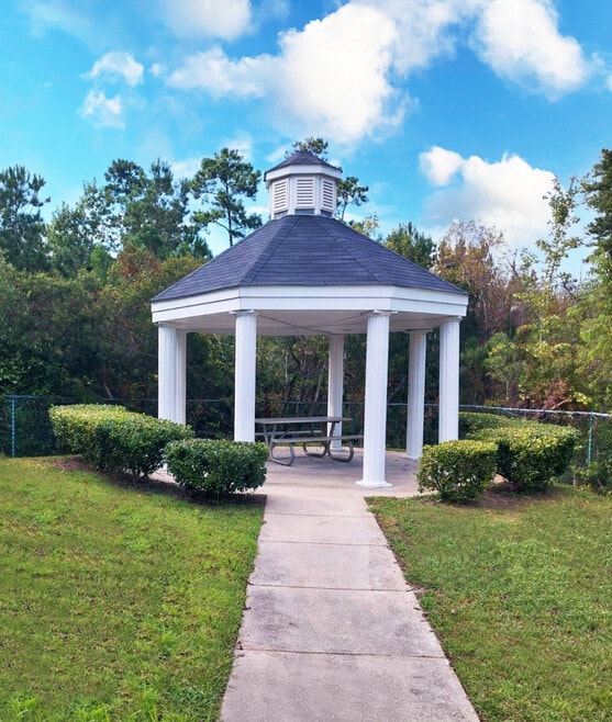 Summer Crest Apartments - Gazebo