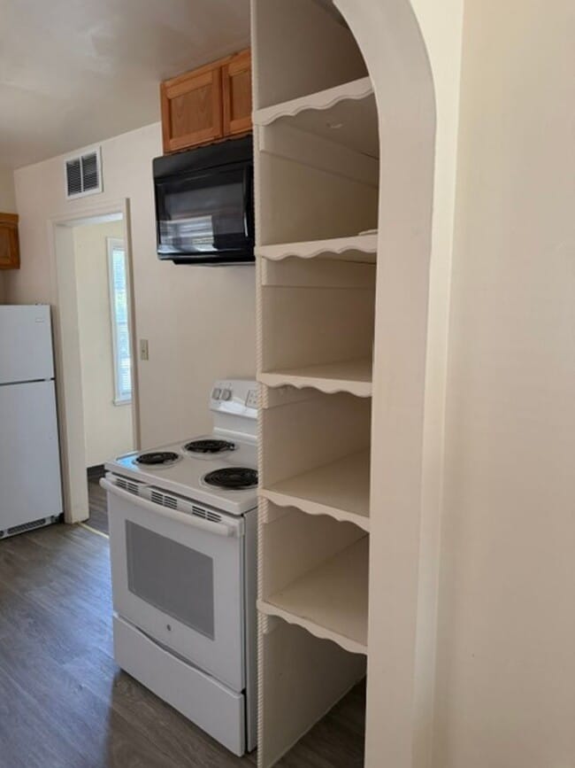 220 W 11th St