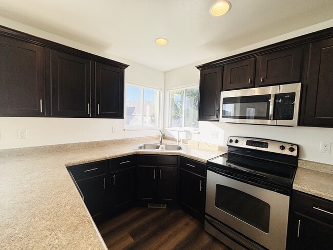 Photo - 1094 1825 W