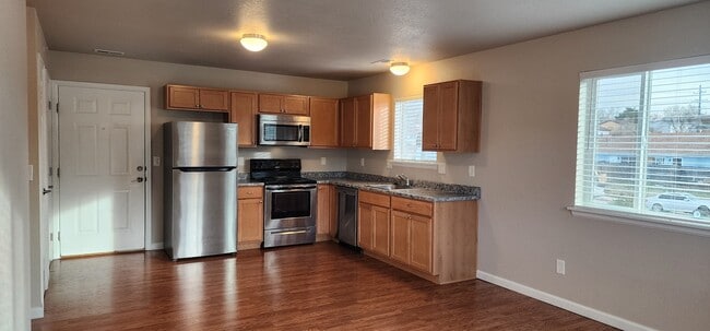 Building Photo - 1724 Hampton S Unit 201