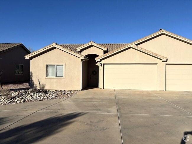 Building Photo - Duplex in Hurricane Rental