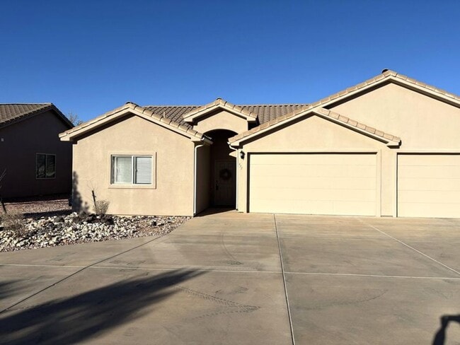 Duplex in Hurricane - Duplex in Hurricane House