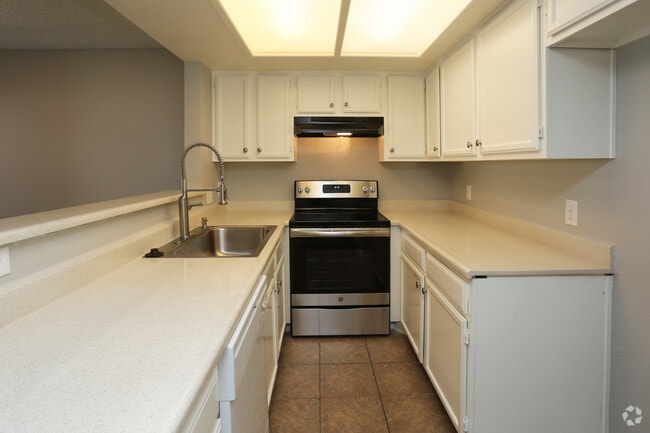 2BR, 2BA - 1056 SF - Bel Air Manor Apartments