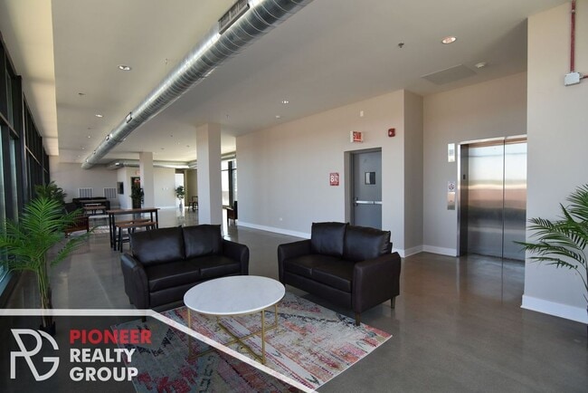 Photo - 3833 N Broadway Unidad 209
