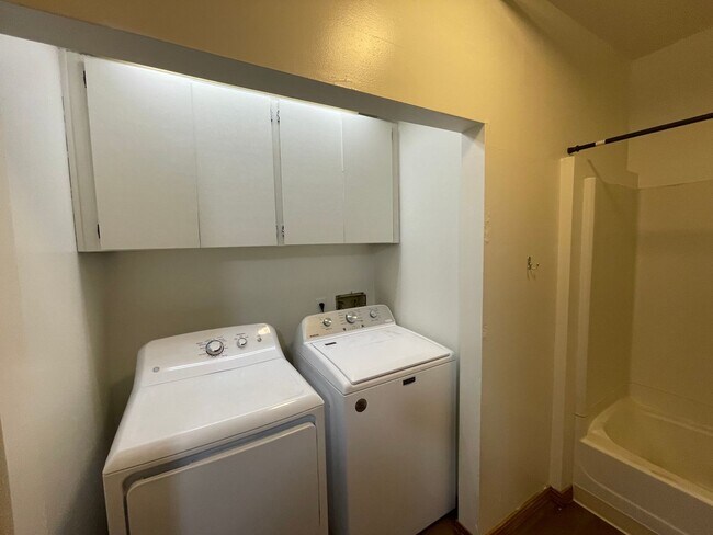 Photo - 1111 E Newark Ave Unidad 03