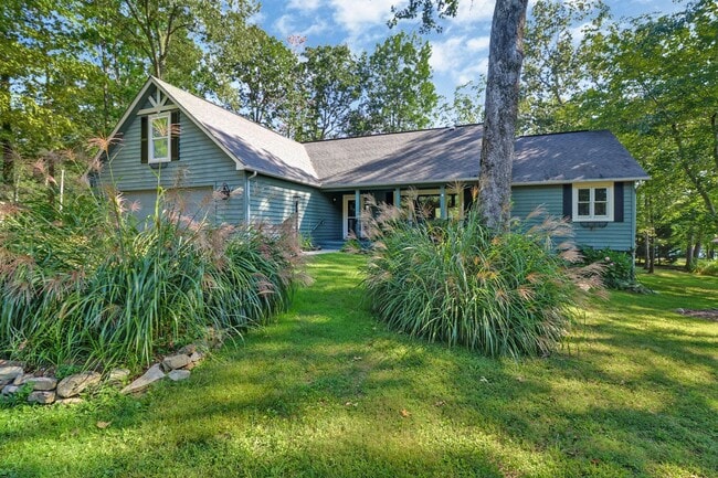 Building Photo - Immaculate, fully furnished property with lake views. Available for 6 to 12 month lease