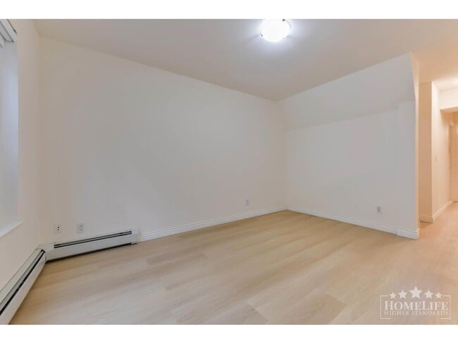 Photo - 6983-6192 192 St