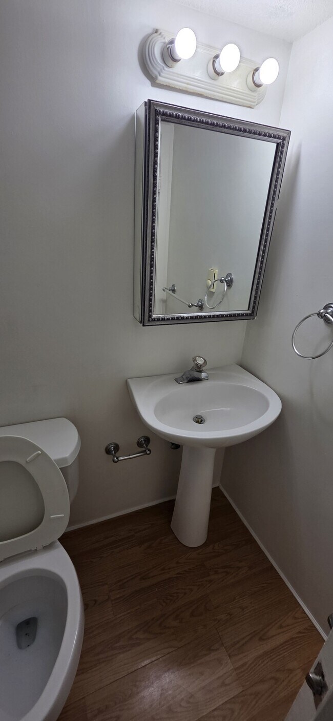 Apartment 6, Bathroom