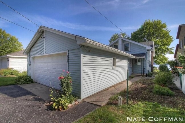 Photo - Lakefront 4 bed 2 bath home