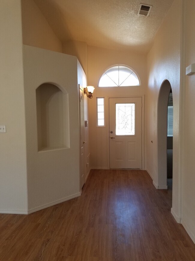Photo - 3 bed, 2 bath, 1400 sq ft home in Huning Ranch - New Carpet