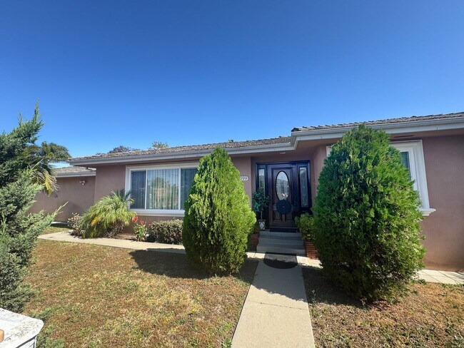 Building Photo - 3Bd 2Ba House in Hawthorne w/backyard 2 car garage