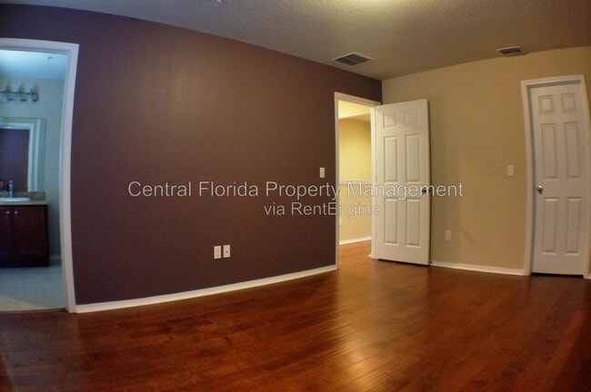 Photo - 210 Silverglen Ln