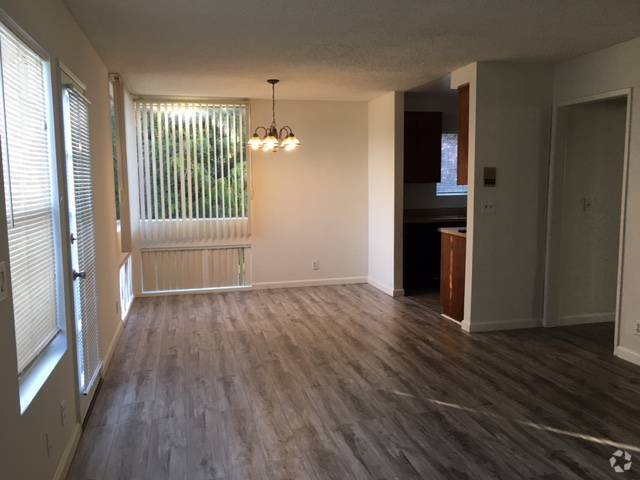 Building Photo - 4248 Whitsett Ave Rental