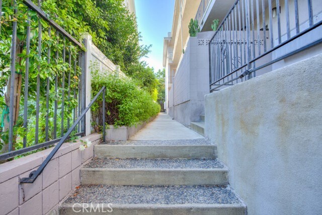 Photo - 695 S Norton Ave Unidad 202