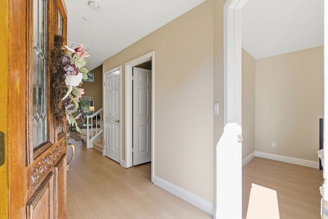 Photo - 121 Haslemere Ct