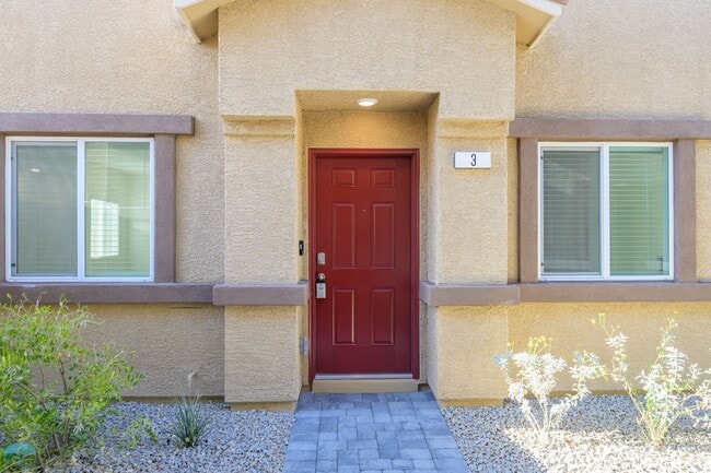Photo - NW 3 Bedroom Townhouse!! Gated Community Pool!! 2 Car Garage!!! No Carpet downstairs.