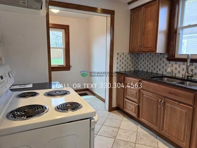 Building Photo - 1717 Bedford Ave SW