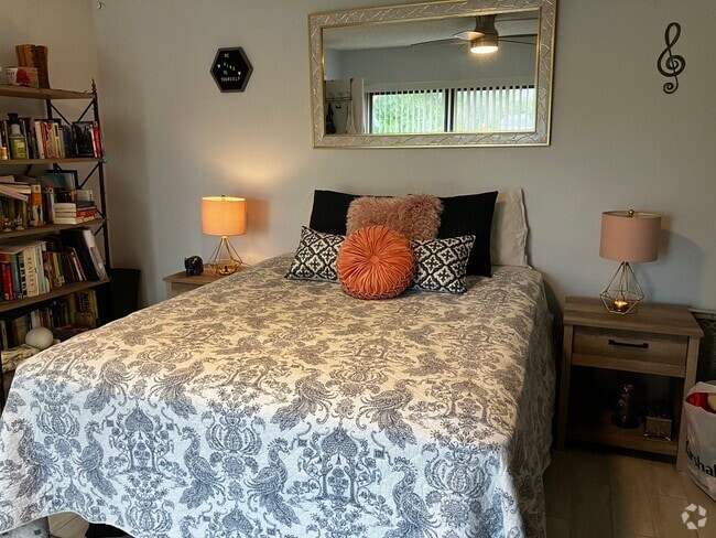 Building Photo - 2488 Waterside Dr Unit Primary Bedroom Rental