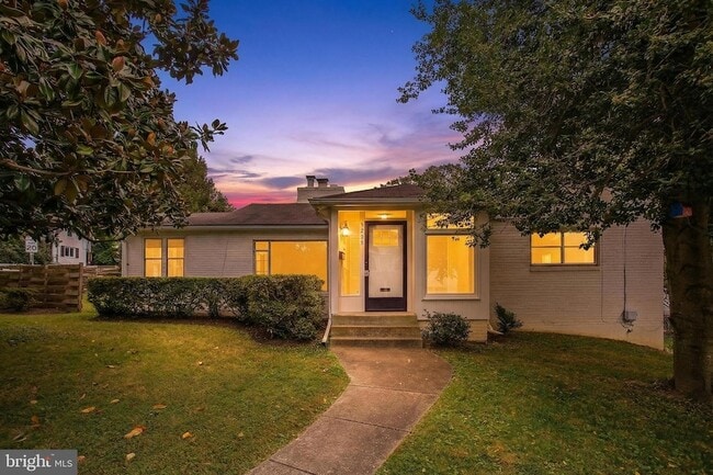 Building Photo - 5205 Saratoga Ave