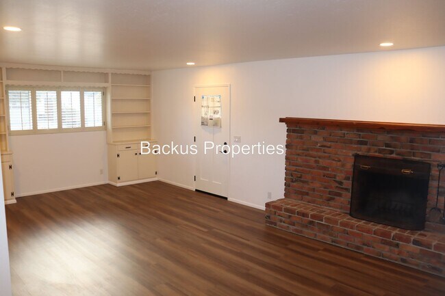 738 Carmelita Dr