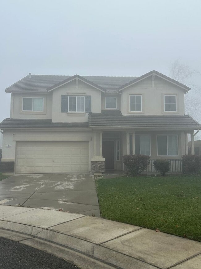 Building Photo - Large Merced Home!