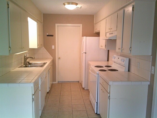 Photo - 2903 NE Lakeview Cir