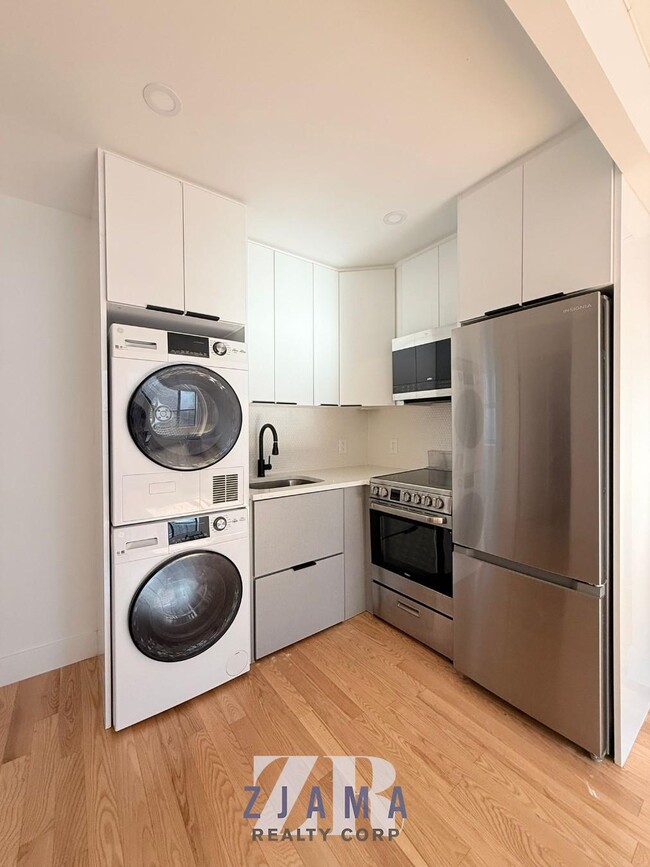 Building Photo - 90 E 18th St Unit 4G Rental