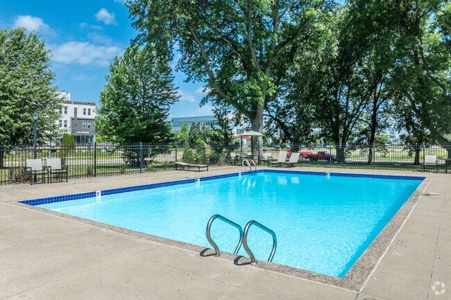 Pool - Kensington Pointe Apartments