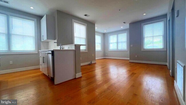 Building Photo - 1209 G St SE Unit 8