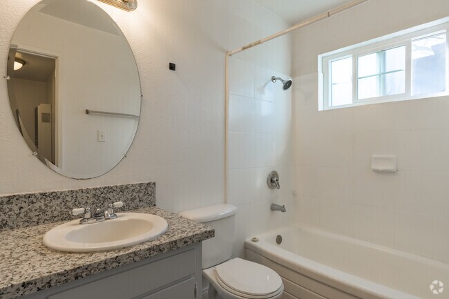 1BR, 1BA - 710SF - Bathroom - River Bend Park