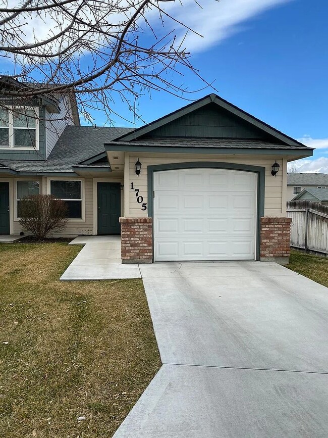Building Photo - Beautiful 2 Bedroom 1 Bath Townhome with garage in Nampa!