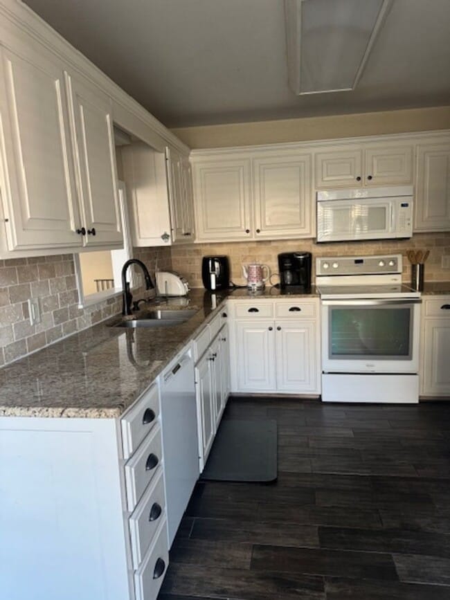 Photo - 3/2/2 Gated Community, Fenced Yard, Pool Access