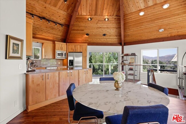 Photo - 1746 Deerhill Trail