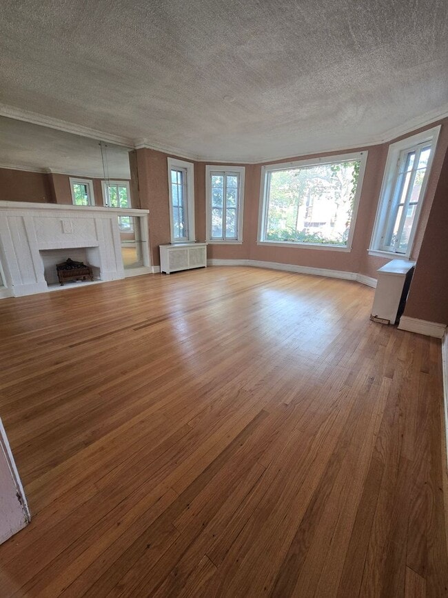 Building Photo - 8010 S St Lawrence Ave Unit 1