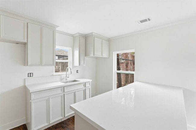 Photo - 612 W Alabama St