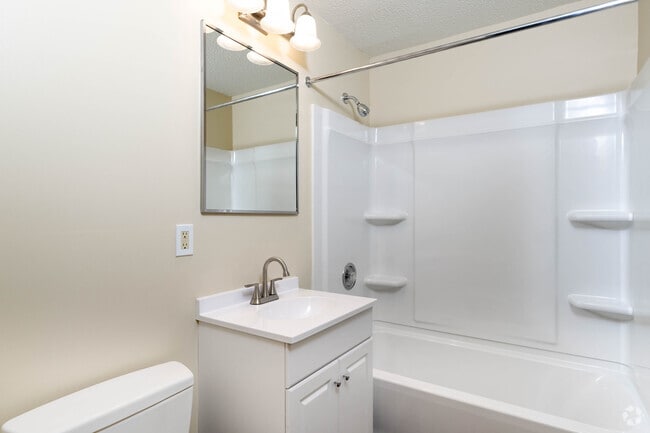 1BR, 1BA - 684SF - Bathroom