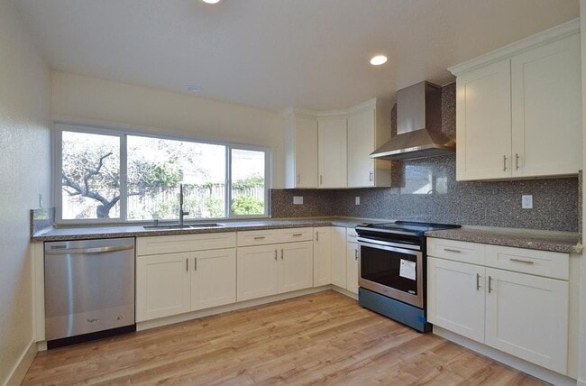 Photo - $4,200 / 4 BR - SPACIOUS HOME IN WARM SPRINGS WITH SCENIC HILL VIEWS