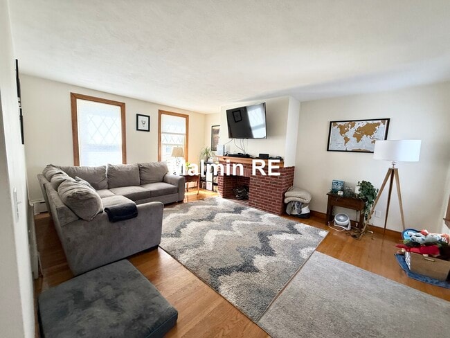 Building Photo - 920 E 4th St Unit 1